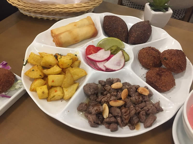 Ras Asfour (cubos de carne salteados com melaço de romã), rolinho de queijo, falafel e batata harra